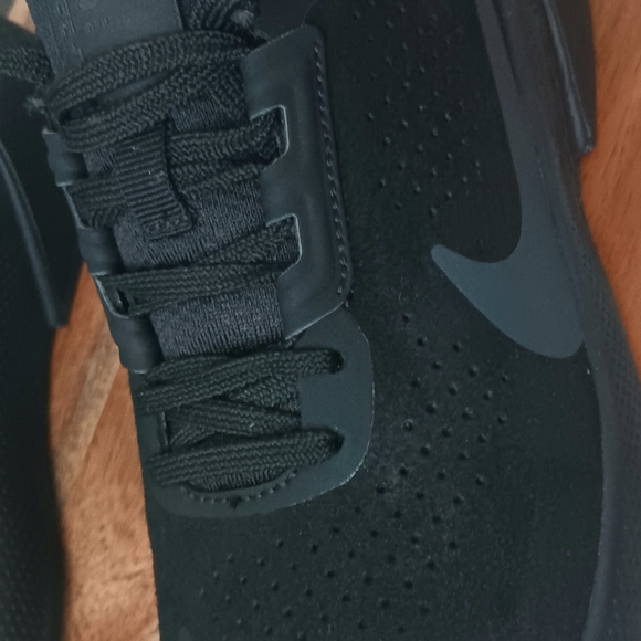 Nike Black Athletic Shoes for Performance - Picture 13 of 16